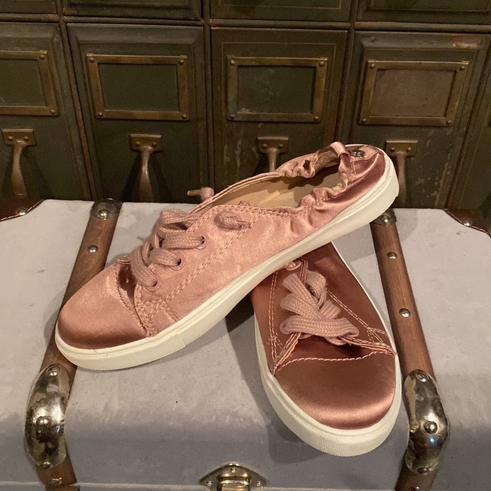 Steve Madden Satin Sneakers. - Picture 5 of 6